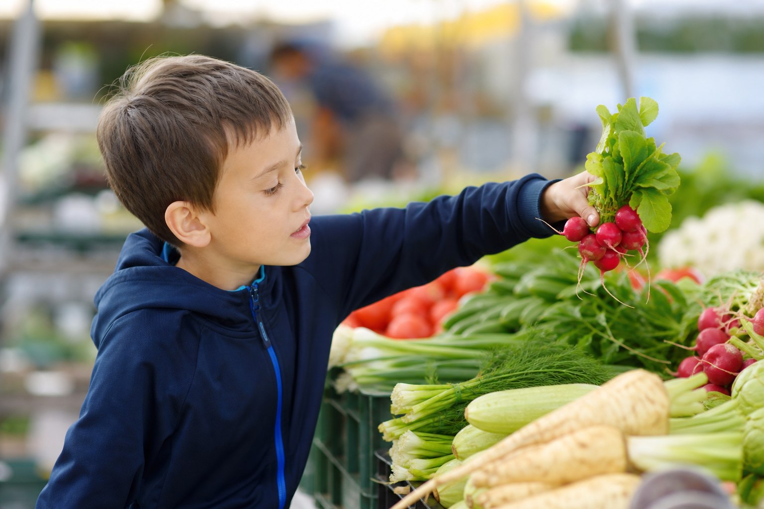 Copil român alegând alimente proaspete pentru o alimentație sănătoasă
